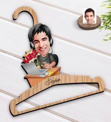 Kişiye Özel Erkek Gamer Karikatürlü Standart Boy Ahşap Elbise Askısı-1