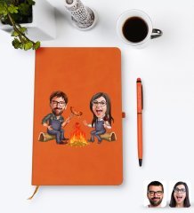 Kişiye Özel Sevgililer Karikatürlü Turuncu Termo Deri Defter Kalem Seti Model 95