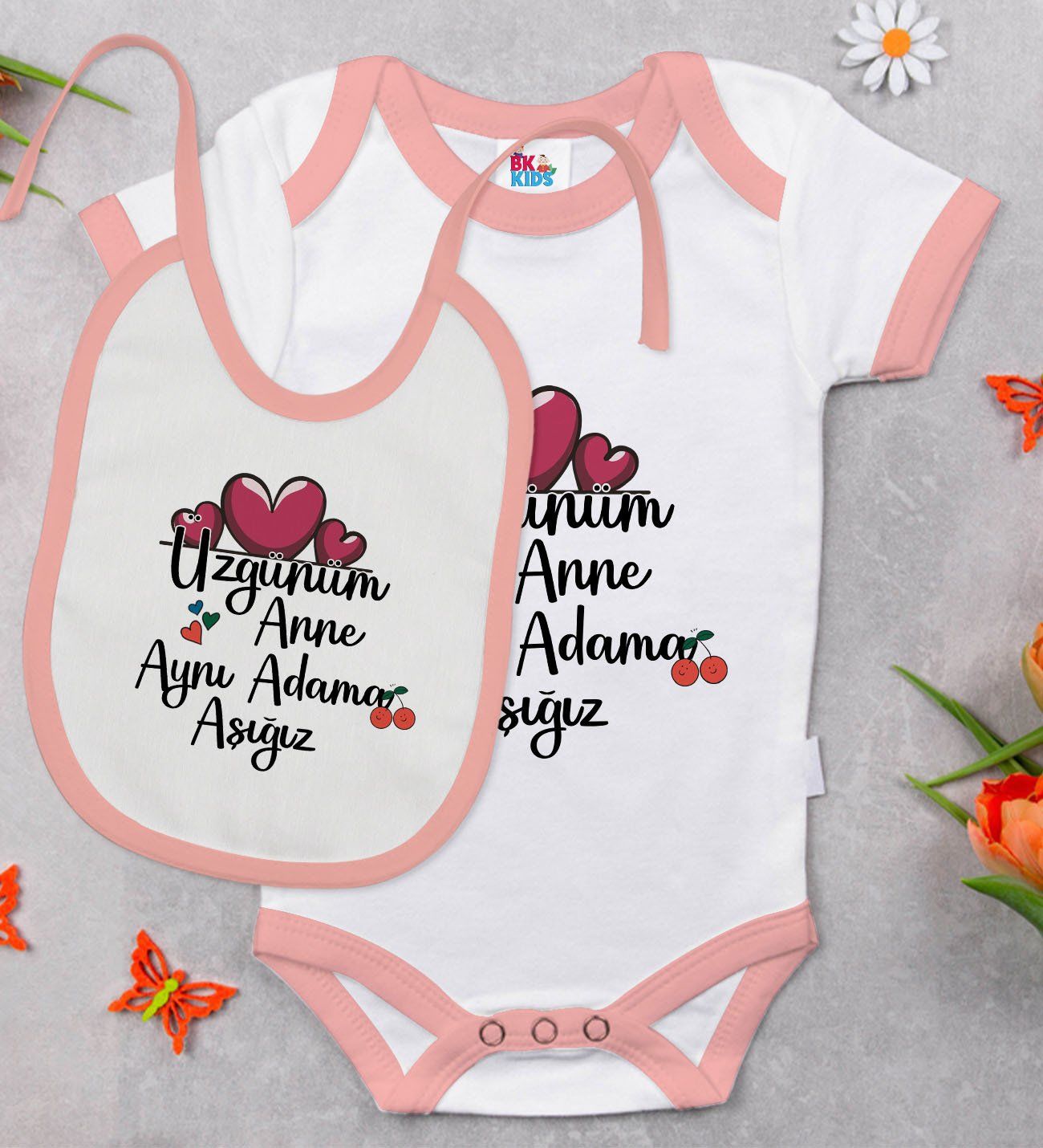 BK Kids Aynı Adama Aşığız Tasarımlı Pembe Bebek Body Zıbın ve Mama Önlüğü Hediye Seti-1