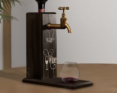 BK Gift Kişiye Özel Kabartma İsimli Musluklu Siyah(Ebony) Ahşap Şarap Standı, Şarap Çeşmesi, Doğum Günü Hediyesi, Ev Hediyesi, İçecek Dispenseri-1