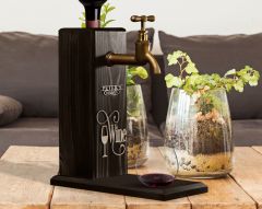 BK Gift Kişiye Özel Kabartma İsimli Musluklu Siyah(Ebony) Ahşap Şarap Standı, Şarap Çeşmesi, Doğum Günü Hediyesi, Ev Hediyesi, İçecek Dispenseri-1