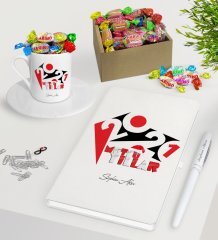 BK Gift Kişiye Özel 2023 Mutlu Yıllar Beyaz Defter Kalem Türk Kahvesi Fincanı ve Kutulu Haribo Şeker Hediye Seti-13
