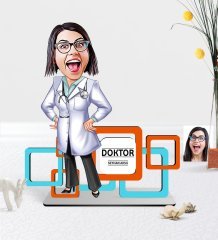 Kişiye Özel Bayan Doktor Karikatürlü 3D Ahşap Masa İsimliği