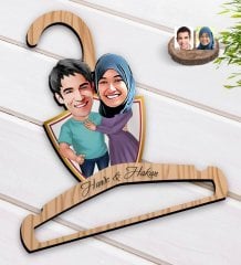 Kişiye Özel Sevgililer Karikatürlü Standart Boy Ahşap Elbise Askısı-61