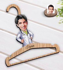 Kişiye Özel Erkek Doktor Karikatürlü Standart Boy Ahşap Elbise Askısı-1