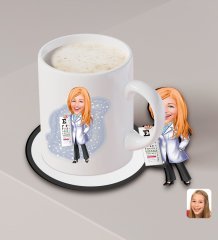 Kişiye Özel Kadın Göz Doktoru Karikatürlü Beyaz Kupa ve Ahşap Bardak Altlığı Hediye Seti-1