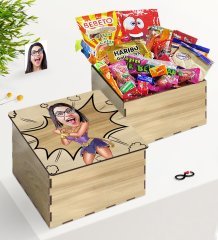 Kişiye Özel Ahşap Kutuda Wonder Woman Karikatürlü Nostaljik Lezzetler Hediye Seti