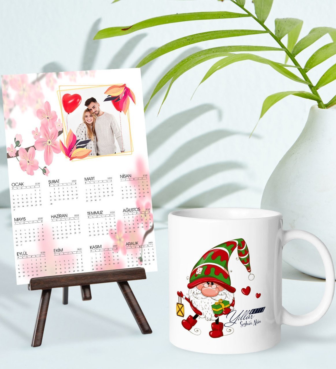 BK Gift Kişiye Özel Yılbaşı Tasarımlı Kupa Bardak ve 13x18cm Fotoğraf Kartlı Şövaleli 2023 Takvim Hediye Seti-29