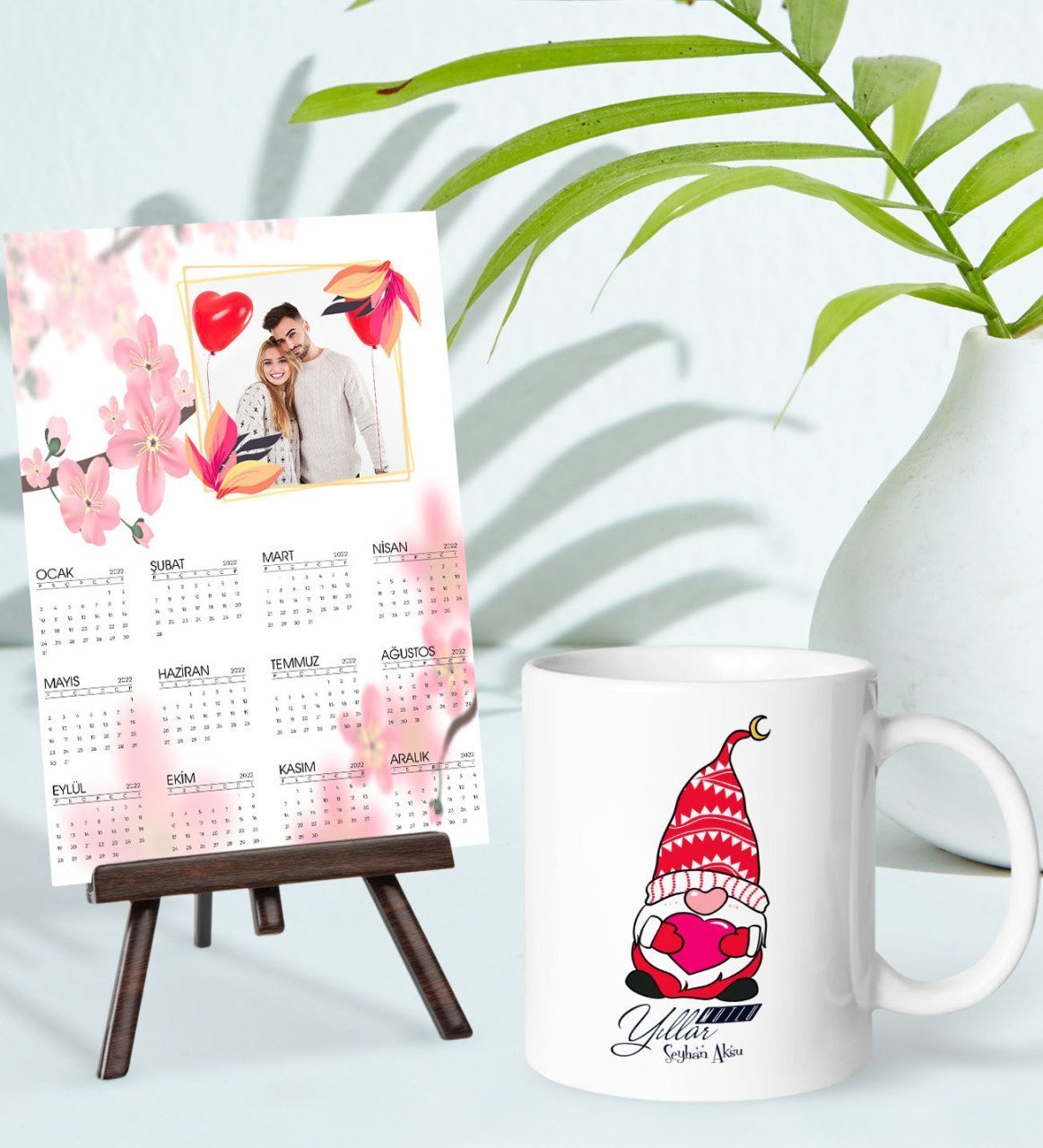 BK Gift Kişiye Özel Yılbaşı Tasarımlı Kupa Bardak ve 13x18cm Fotoğraf Kartlı Şövaleli 2023 Takvim Hediye Seti-28