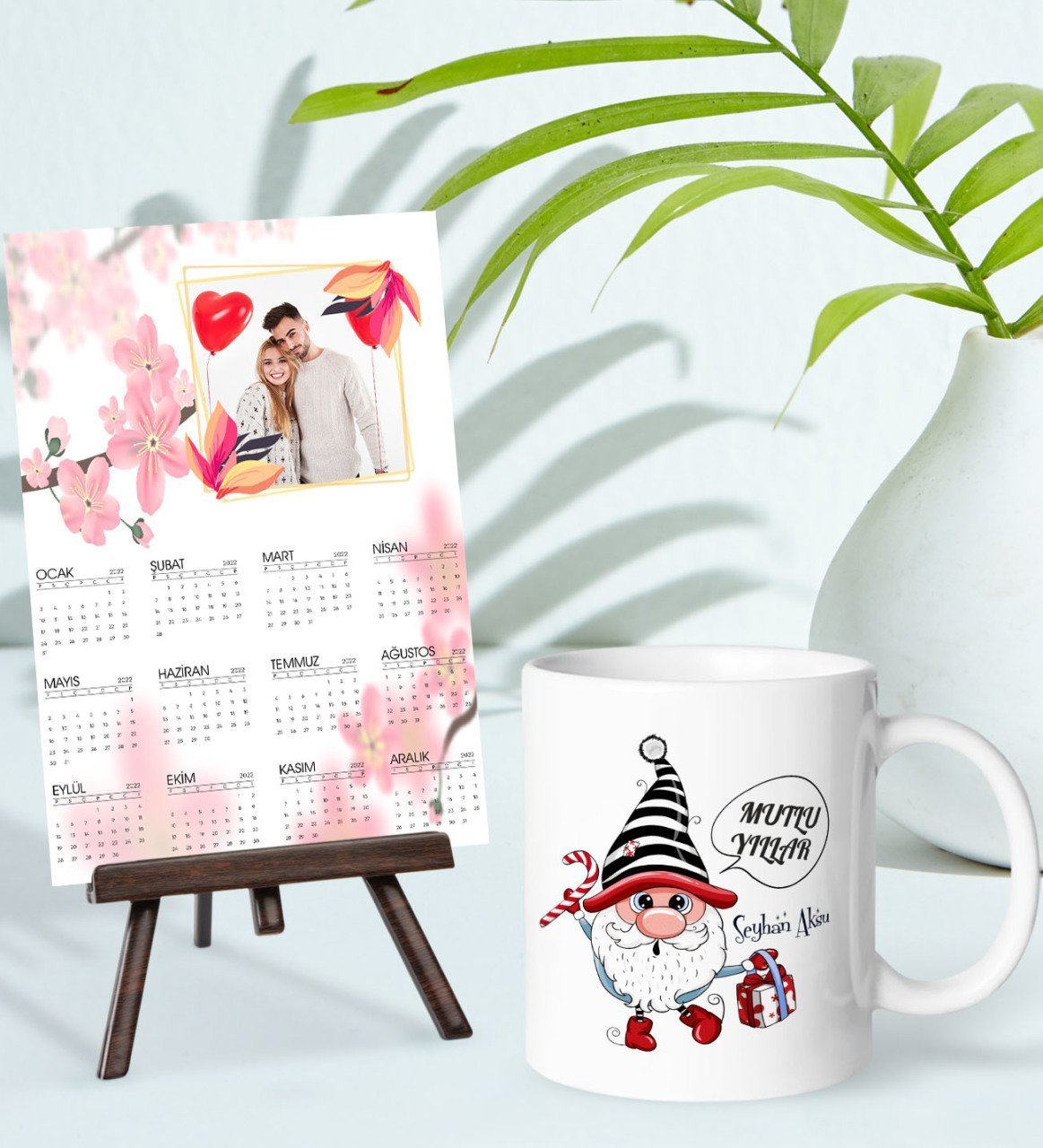 BK Gift Kişiye Özel Yılbaşı Tasarımlı Kupa Bardak ve 13x18cm Fotoğraf Kartlı Şövaleli 2023 Takvim Hediye Seti-27