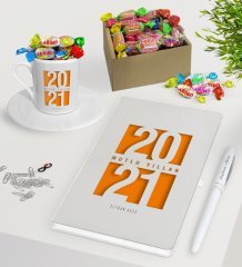 BK Gift Kişiye Özel 2023 Mutlu Yıllar Beyaz Defter Kalem Türk Kahvesi Fincanı ve Kutulu Haribo Şeker Hediye Seti-7