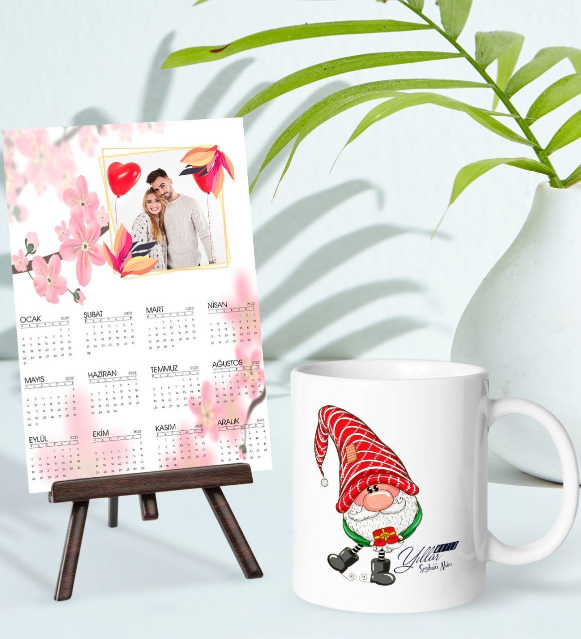 BK Gift Kişiye Özel Yılbaşı Tasarımlı Kupa Bardak ve 13x18cm Fotoğraf Kartlı Şövaleli 2023 Takvim Hediye Seti-26