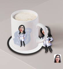 Kişiye Özel Kadın Doktor Karikatürlü Beyaz Kupa ve Ahşap Bardak Altlığı Hediye Seti-1