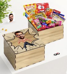 Kişiye Özel Ahşap Kutuda Bruce Lee Karikatürlü Nostaljik Lezzetler Hediye Seti