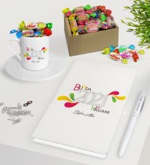 BK Gift Kişiye Özel 2023 Bu Yılda Hep Gülümse Beyaz Defter Kalem Türk Kahvesi Fincanı ve Kutulu Haribo Şeker Hediye Seti