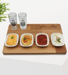 Kişiye Özel Rakı İçen Öldü De Tasarımlı 2’li Rakı Bardağı ve Meze Tabaklı Doğal Masif Ahşap Servis Sunum Tepsisi Model 1