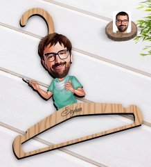 Kişiye Özel Erkek Cerrah Karikatürlü Standart Boy Ahşap Elbise Askısı-1