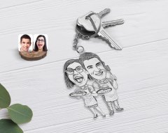 Kişiye Özel Karakalem Aşçı Çift Karikatürlü Şeffaf Pleksi Anahtarlık-1