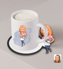 Kişiye Özel Kadın Chef Karikatürlü Beyaz Kupa ve Ahşap Bardak Altlığı Hediye Seti