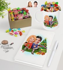 Kişiye Özel Yeni Yıl Sevgililer Karikatürlü Beyaz Defter Kalem Kupa ve Kutulu Haribo Şeker Hediye Seti-4