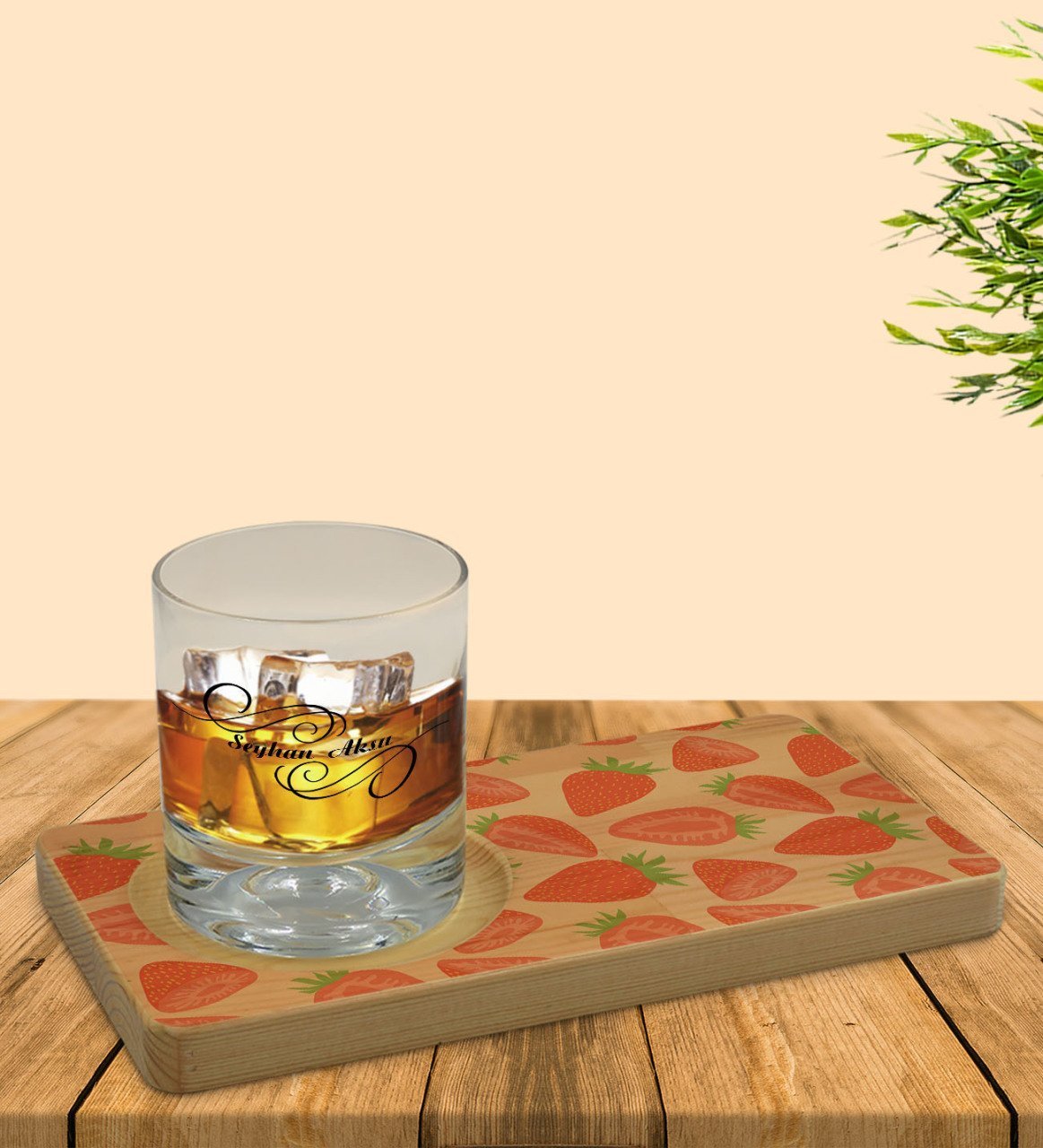 Kişiye Özel Çilek Tasarımlı Doğal Ahşap Tabaklı Viski Bardağı Sunum Seti Model 1
