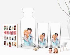 Kişiye Özel Renkli Baskılı Sevgililer Karikatürlü İkili Rakı Bardağı Karaf ve Cep Kitabı Hediye Seti-87