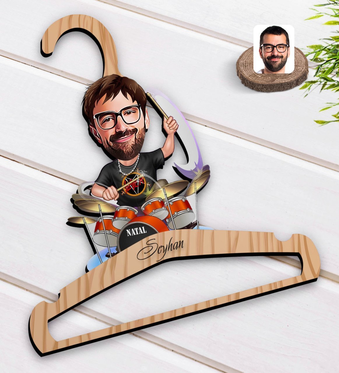 Kişiye Özel Erkek Baterist Karikatürlü Standart Boy Ahşap Elbise Askısı-1