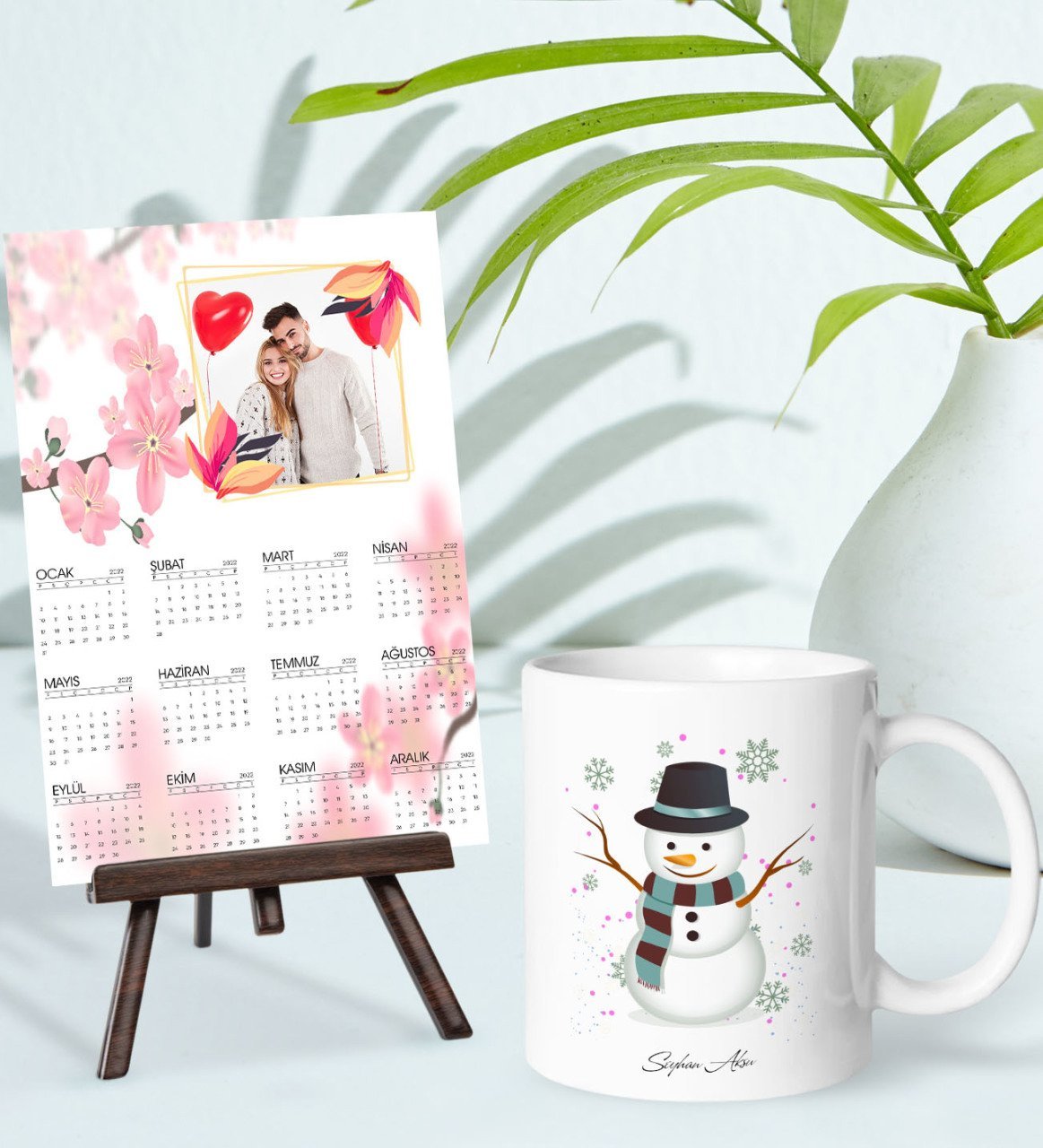 BK Gift Kişiye Özel Yılbaşı Tasarımlı Kupa Bardak ve 13x18cm Fotoğraf Kartlı Şövaleli 2023 Takvim Hediye Seti-14