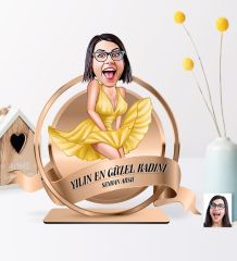 Kişiye Özel Yılın En Güzel Kadını Karikatürlü 3D Ahşap Biblo Plaket