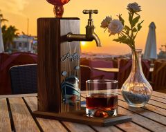 BK Gift Kişiye Özel Kabartma İsimli Tarihli SailBoat Tasarımlı Musluklu Ceviz Ahşap Şarap Standı-2, Viski Çeşmesi, Babaya Hediye, İçecek Dispenseri
