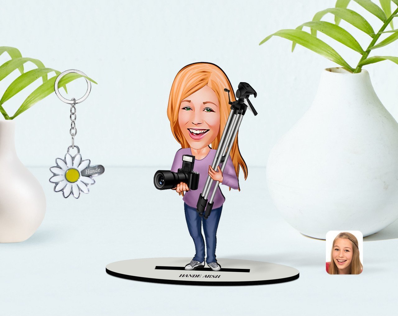 Kişiye Özel Kadın Profesyonel Fotoğrafçı Karikatürlü 3D Ahşap Biblo ve İsimli Silver Papatya Anahtarlık-1