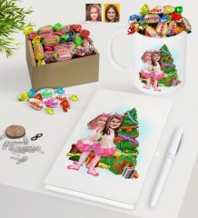 Kişiye Özel Yeni Yıl Kız Kardeşler Karikatürlü Beyaz Defter Kalem Kupa ve Kutulu Haribo Şeker Hediye Seti-1