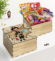 Kişiye Özel Ahşap Kutuda Bay İtfaiye Memuru Karikatürlü Nostaljik Lezzetler Hediye Seti
