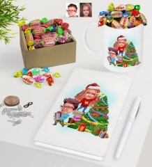 Kişiye Özel Yeni Yıl Kız Kardeş ve Erkek Kardeş Karikatürlü Beyaz Defter Kalem Kupa ve Kutulu Haribo Şeker Hediye Seti-1
