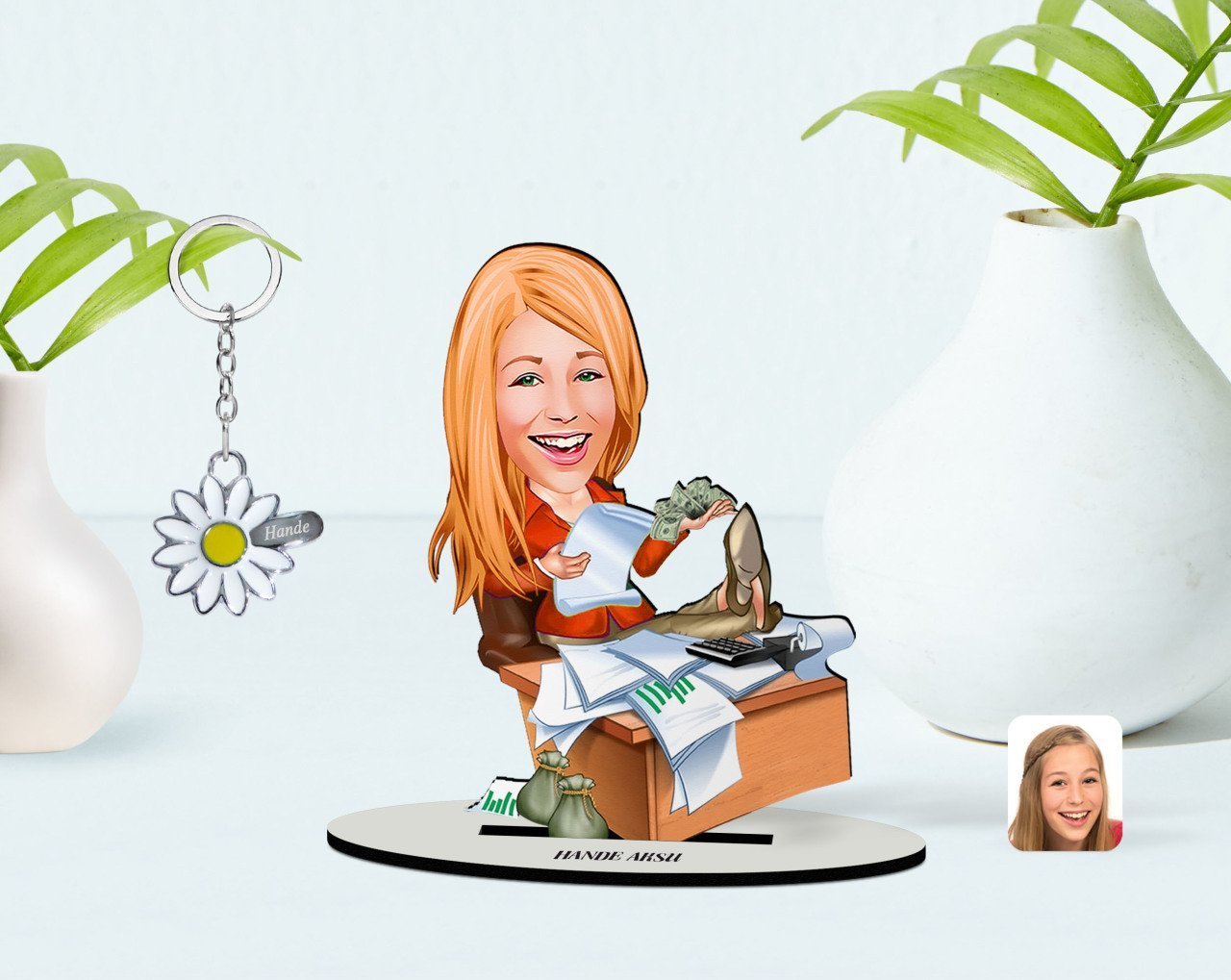 Kişiye Özel Kadın Patron Karikatürlü 3D Ahşap Biblo ve İsimli Silver Papatya Anahtarlık-6