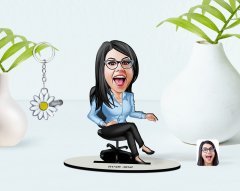Kişiye Özel Kadın Patron Karikatürlü 3D Ahşap Biblo ve İsimli Silver Papatya Anahtarlık-5