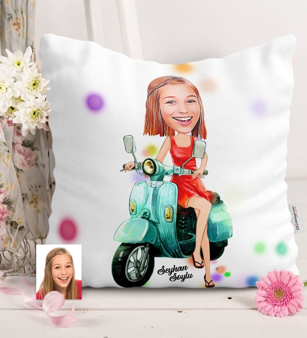 Kişiye Özel Bayan Vespa Temalı Karikatürlü Saten Yastık