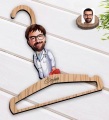 Kişiye Özel Erkek Acil Tıp Teknisyeni Karikatürlü Standart Boy Ahşap Elbise Askısı-1