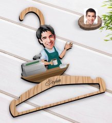 Kişiye Özel Barista Karikatürlü Standart Boy Ahşap Elbise Askısı-1