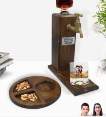 Kişiye Özel Sevgililer Karikatürlü Viski Bardağı & Ahşap İçki Standı & Ahşap Sunum Tabağı Çerezlik Hediye Seti-1