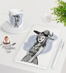 Kişiye Özel Bayan Cadı Karikatürlü Beyaz Defter Kalem Türk Kahvesi Fincanı Seti-1
