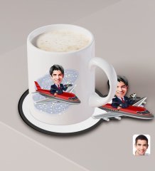 Kişiye Özel Erkek Uçuş Görevlisi Karikatürlü Beyaz Kupa ve Ahşap Bardak Altlığı Hediye Seti-1
