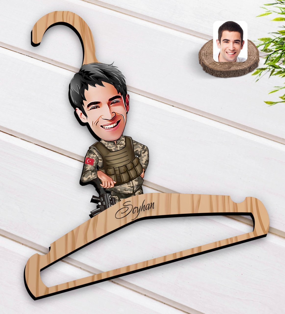 Kişiye Özel Asker Karikatürlü Standart Boy Ahşap Elbise Askısı-2