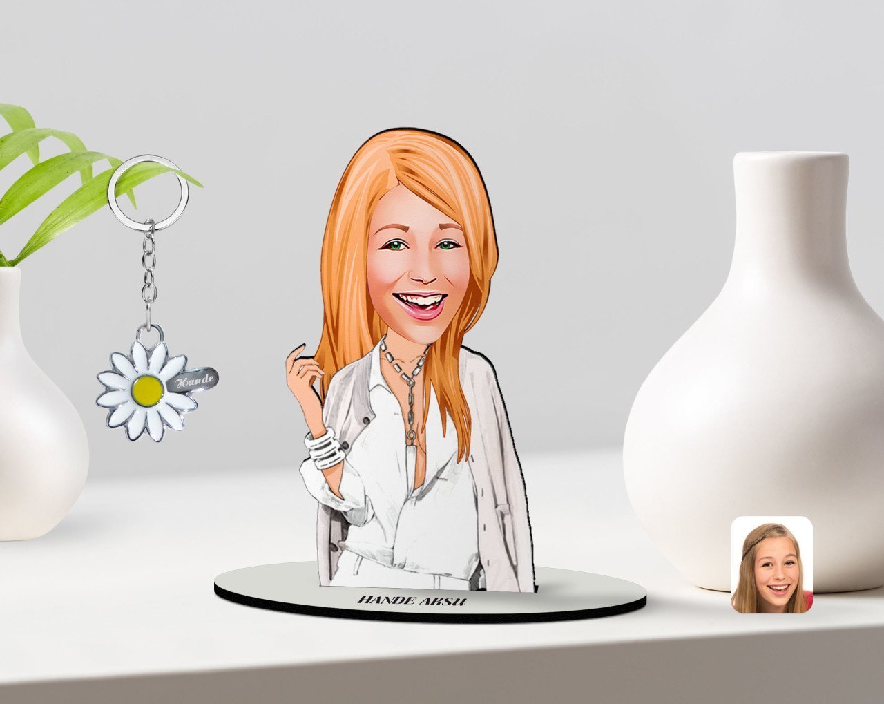 Kişiye Özel Kadın Model Karikatürlü 3D Ahşap Biblo ve İsimli Silver Papatya Anahtarlık-2