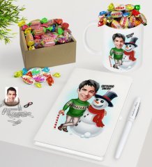 Kişiye Özel Erkek Yeni Yıl Karikatürlü Beyaz Defter Kalem Kupa ve Kutulu Haribo Şeker Hediye Seti-5