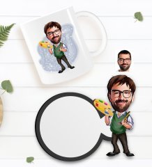 Kişiye Özel Erkek Ressam Karikatürlü Beyaz Kupa ve Ahşap Bardak Altlığı Hediye Seti-1