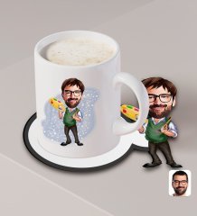 Kişiye Özel Erkek Ressam Karikatürlü Beyaz Kupa ve Ahşap Bardak Altlığı Hediye Seti-1