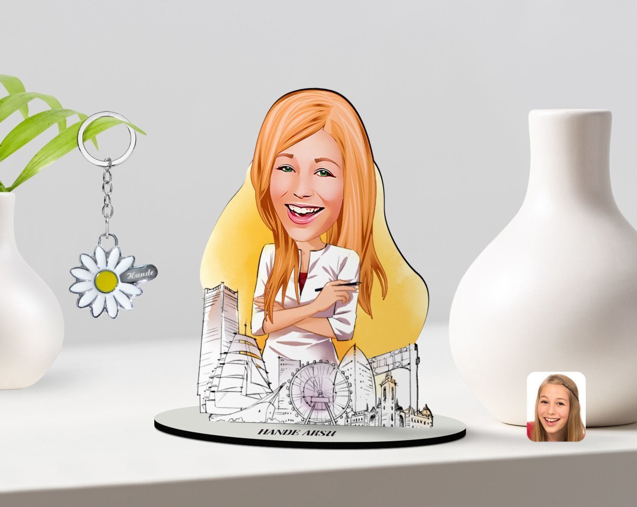 Kişiye Özel Kadın Mimar Karikatürlü 3D Ahşap Biblo ve İsimli Silver Papatya Anahtarlık-1