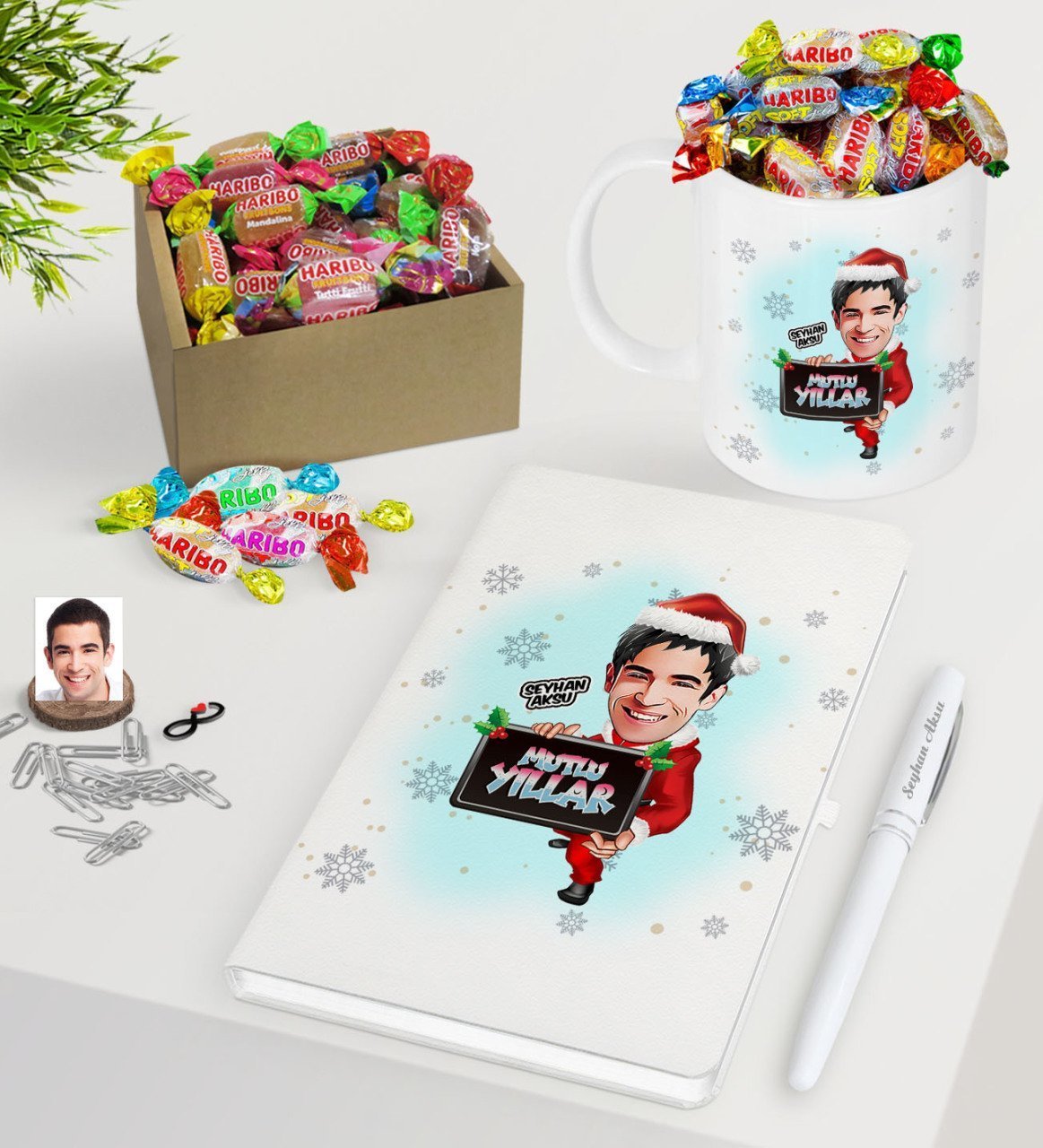 Kişiye Özel Erkek Yeni Yıl Karikatürlü Beyaz Defter Kalem Kupa ve Kutulu Haribo Şeker Hediye Seti-1