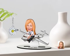 Kişiye Özel Kadın Kaptan Pilot Karikatürlü 3D Ahşap Biblo ve İsimli Silver Papatya Anahtarlık